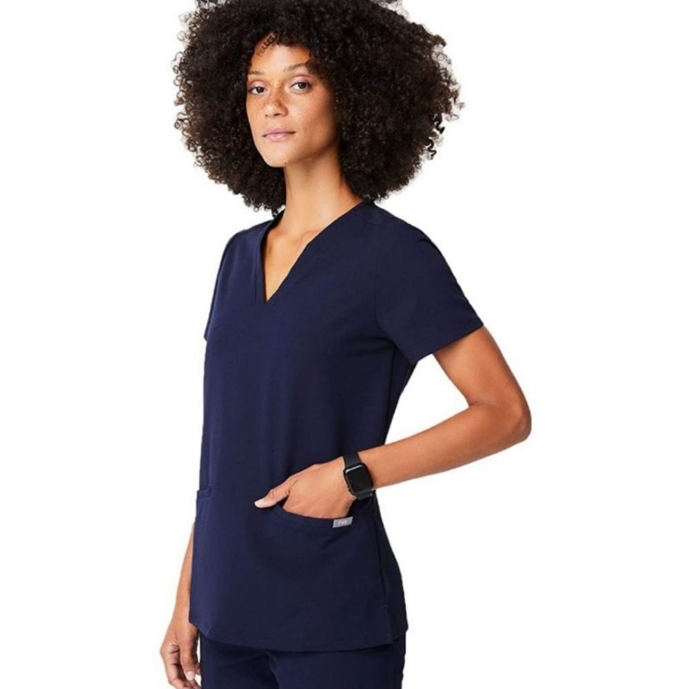 Figs Casma Three-Pocket Scrub Top in Navy Blue - Size Medium